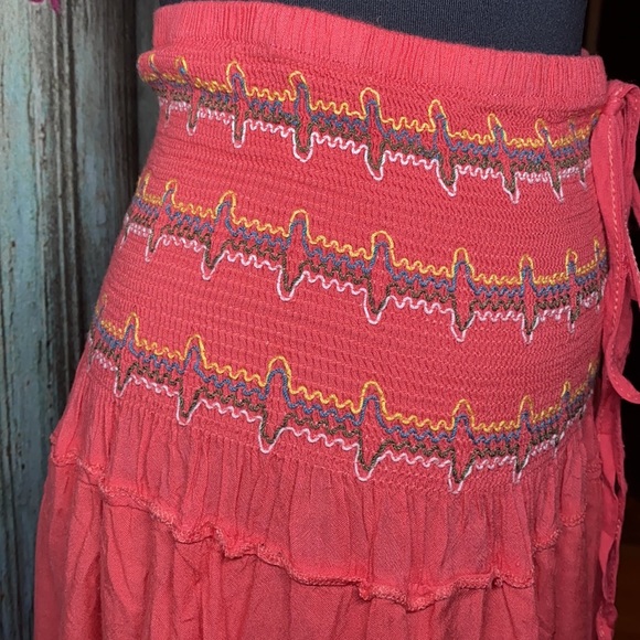 NWOT
beautiful skirt with hand-embroidered flowers - Picture 9 of 9